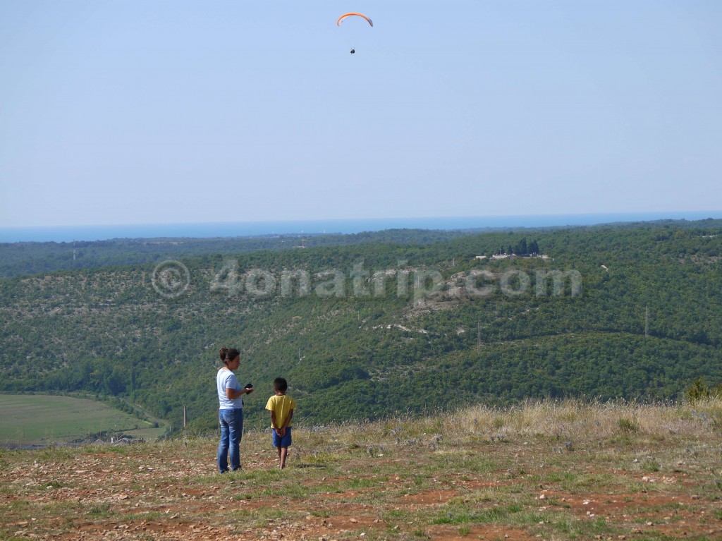 Nancy and Luie watching paragliding