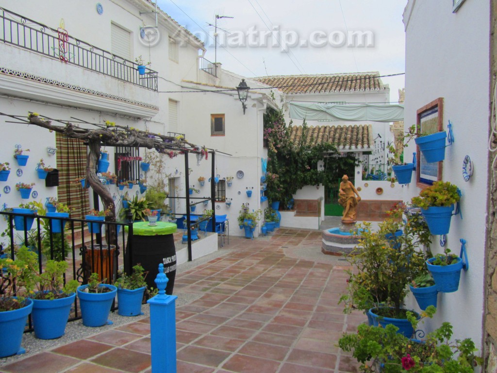 blue plant pots Iznajar Spain