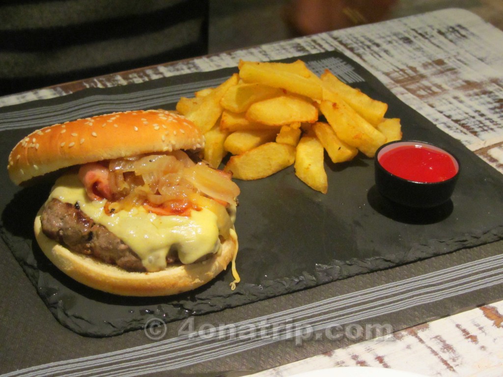 hamburger XXL, Charlotte Gastrobar & Cafe Malaga Spain